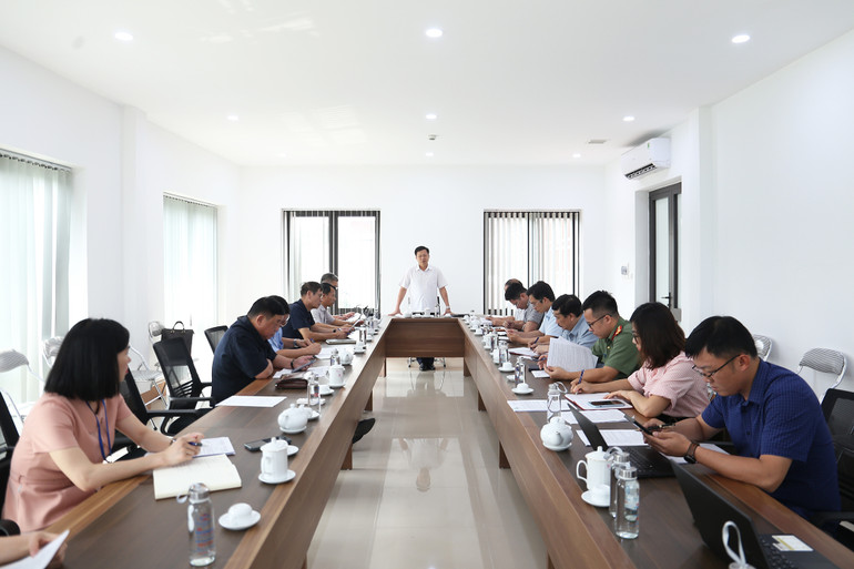 Đồng chí Phạm Duy Hưng, Phó Chủ tịch UBND tỉnh chủ trì cuộc họp. 88811.JPG