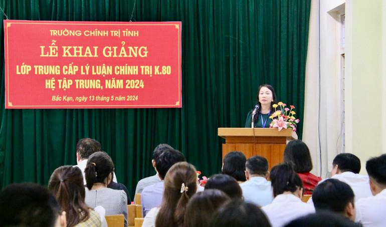 Đồng chí Âu Thị Hồng Thắm, Hiệu trưởng Trường Chính trị tỉnh Bắc Kạn phát biểu tại Lễ khai giảng. IMG_5002.jpeg