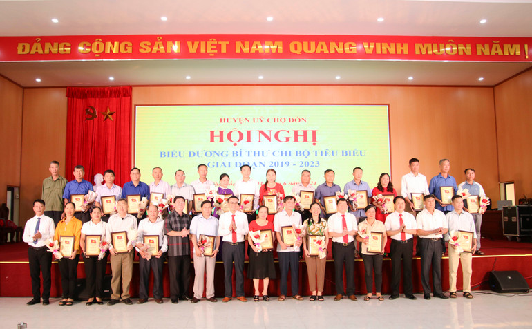 Đại biểu chụp ảnh lưu niệm tại Hội nghị. IMG_58888.jpg