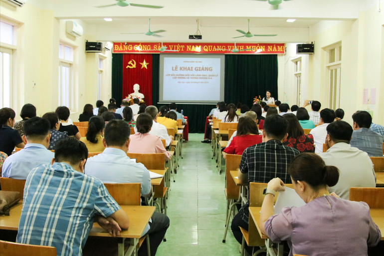 Lớp bồi dưỡng đối với lãnh đạo, quản lý cấp phòng và tương đương (Ảnh: Nông Vui). IMG_58322