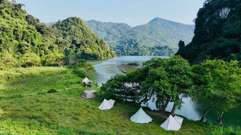 Camping (cắm trại) bên bờ sông Năng là trải nghiệm thú vị khi du lịch hồ Ba Bể. ho ba be3.jpg