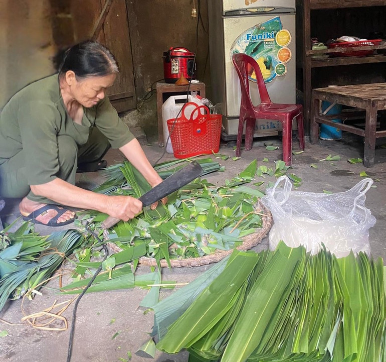 Chuẩn bị lá chít để gói bánh gio. 65666.jpg