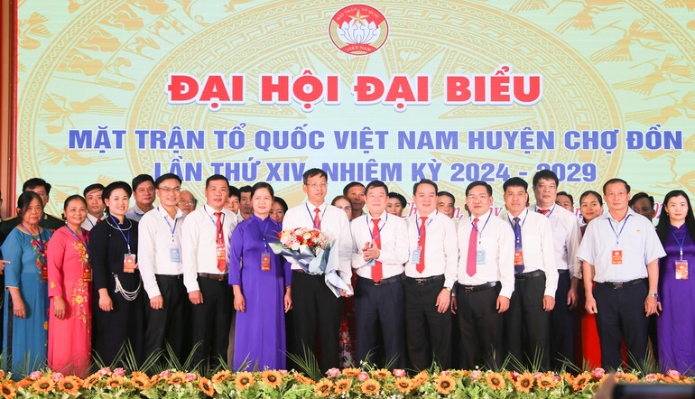 Lãnh đạo huyện Chợ Đồn tặng hoa chúc mừng Chủ tịch Ủy ban MTTQ Việt Nam huyện Chợ Đồn, khóa XIV, nhiệm kỳ 2024-2029 và các đồng chí Ủy viên. CD3.jpg