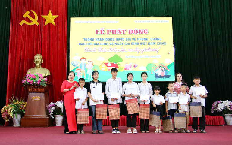 Trao quà cho trẻ em có hoàn cảnh đặc biệt khó khăn trên địa bàn huyện Bạch Thông. IMG_6401.jpeg
