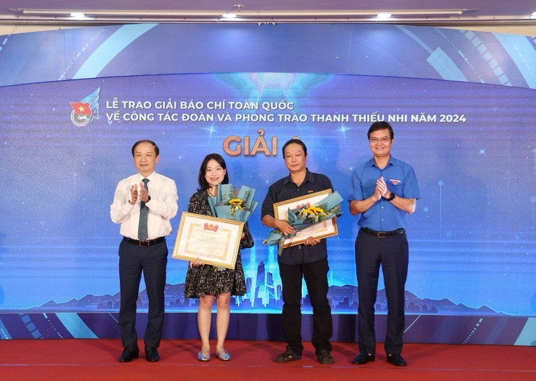 Ban Tổ chức trao giải A cho nhóm tác giả loạt 6 bài “Bám rễ vào quá khứ, vươn mình tới tương lai” của Báo Nhân dân. IMG_6506.jpeg