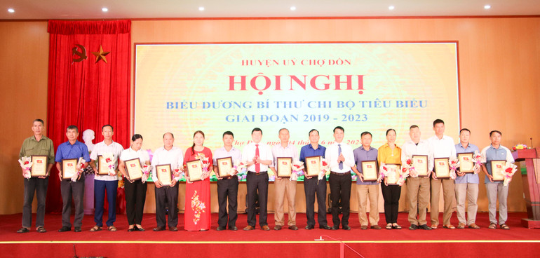 Đồng chí Hà Đức Tiến, Bí thư Huyện ủy Chợ Đồn cùng lãnh đạo Ban Tổ chức Huyện ủy trao hoa và biểu trưng cho các bí thư chi bộ tiêu biểu. IMG_58677.jpg