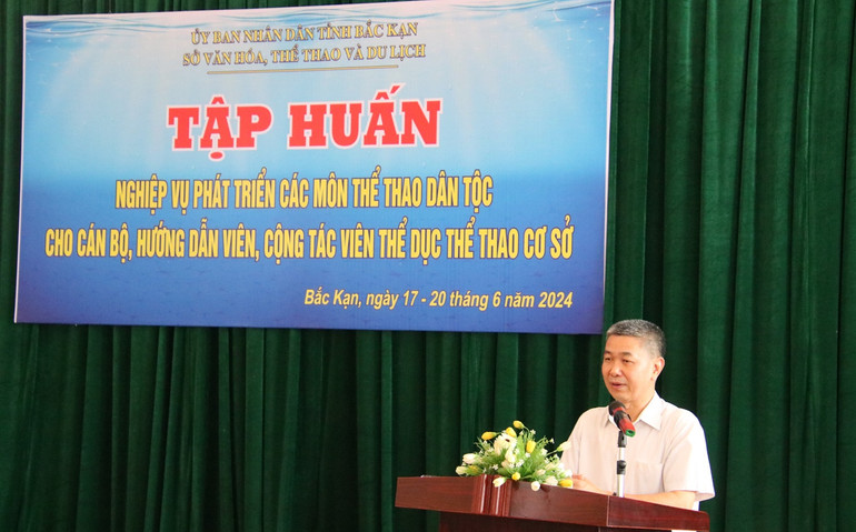Ông Hà Văn Tiến, Giám đốc Sở Văn hóa, Thể thao và Du lịch Bắc Kạn phát biểu tại Lễ khai mạc lớp tập huấn. IMG_6230.JPG