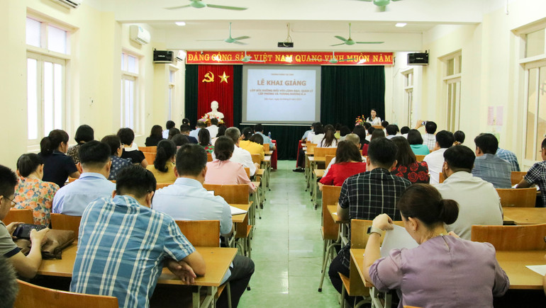 Quang cảnh lễ khai giảng lớp bồi dưỡng. IMG_58322.jpg