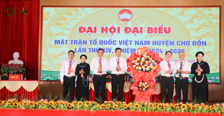 Lãnh đạo Ủy ban MTTQ tỉnh tặng hoa chúc mừng Đại hội. CD1.jpg
