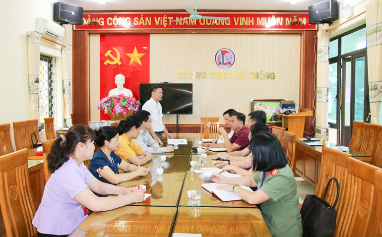 Đoàn kiểm tra nghe Trưởng điểm thi báo cáo. KT BT.jpg