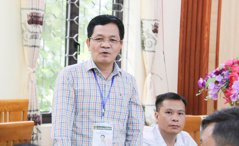 Ông Nguyễn Sỹ Toản, thành viên Đoàn kiểm tra thi của Bộ Giáo dục và Đào tạo phát biểu tại điểm thi Trường THPT Phủ Thông. KT BT3.jpg