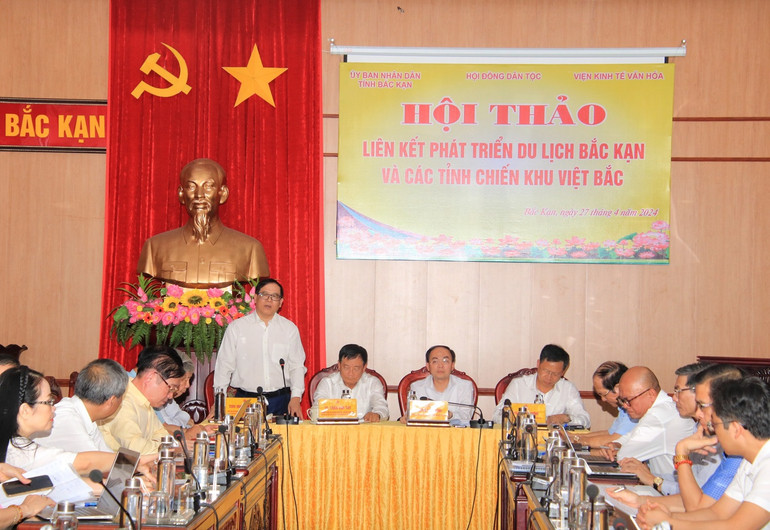 Các đại biểu chủ trì Hội thảo. HT1.jpg