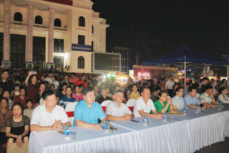 Đồng chí Phạm Duy Hưng, Phó Chủ tịch UBND tỉnh cùng lãnh đạo thành phố Bắc Kạn dự Liên hoan. s h.jpg