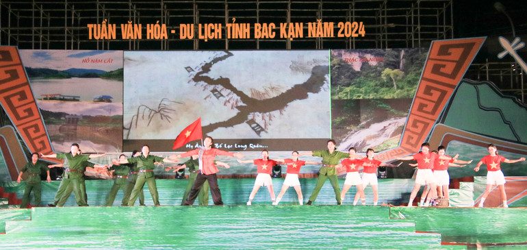 Nhảy: Hào khí Việt Nam, Dòng máu lạc hồng do CLB Aerobic Minh Thư biểu diễn, mở đầu cho chương trình. IMG_24622.jpg
