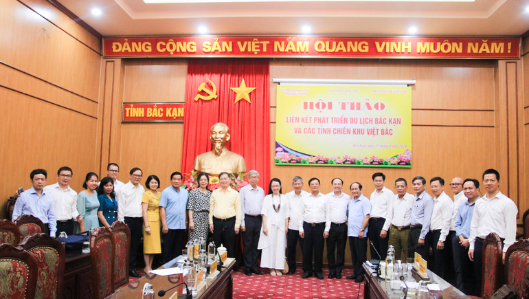 Đại biểu chụp ảnh lưu niệm tại Hội thảo. IMG_19933.jpg