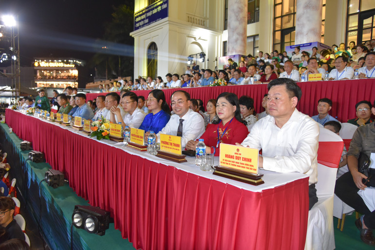 Các đồng chí lãnh đạo tỉnh, đại biểu khách quý đến dự chương trình. hoa duy chinh.jpg