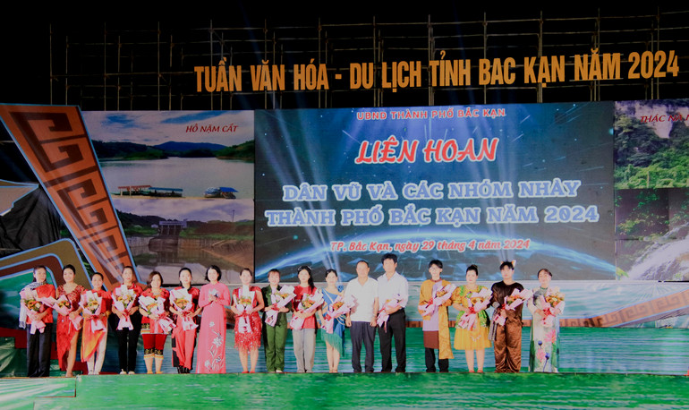 Ban Tổ chức tặng hoa cho các đội tham gia Liên hoan. IMG_24555.jpg