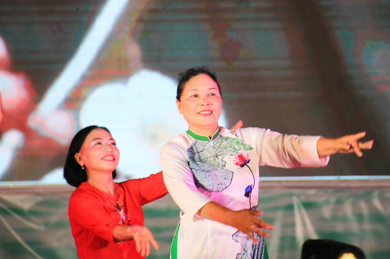 Niềm vui của chị em phụ nữ khi tham gia Liên hoan Khiêu vũ. IMG_25500.jpg