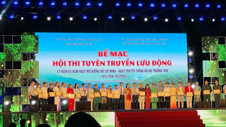 Ban Tổ chức trao giải cho các đội thi. 7666.jpg