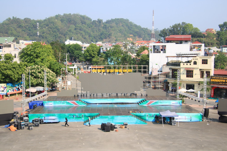 Sân khấu tại sân quảng trường Nhà Văn hóa tỉnh - nơi diễn ra sự kiện Lễ khai mạc "Tuần Văn hóa - Du lịch" tỉnh Bắc Kạn năm 2024. IMG_1679.JPG