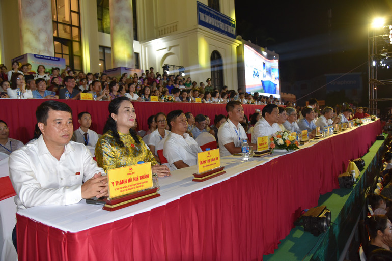 Đại biểu các bộ, ngành Trung ương và tỉnh, thành phố. dai bieu trung uong.jpg