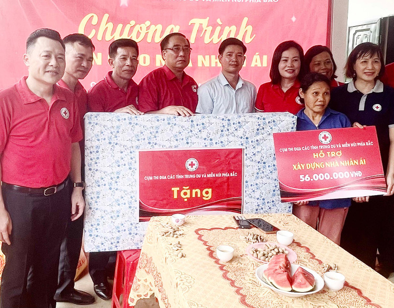 Cụm thi đua số 4 Hội Chữ thập đỏ, đại diện lãnh đạo huyện, xã, thôn thực hiện trao nhà nhân ái cho hộ bà Nông Thị Niệm, thôn Nà Kiêng, xã Khang Ninh. IMG_6541 (1).jpg