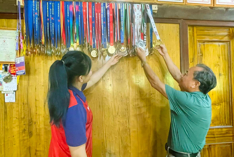 Ông Hoàng Văn Cộng, nguyên Hiệu trưởng Trường TH&THCS Liêm Thủy vui mừng với thành công của cô học trò cũ. z5441179893334_5bbd7e099fd02abe81af9513b977d931.jpg