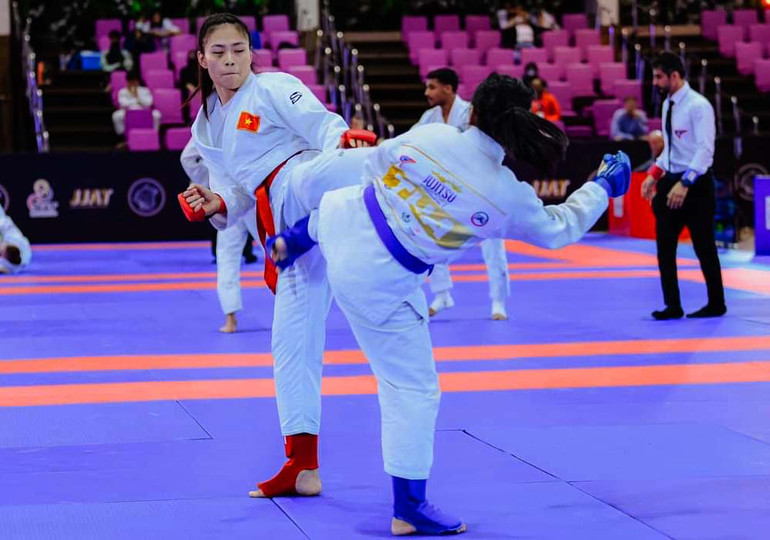 Võ sĩ Hoàng Thị Nhật Quế thi đấu trên đấu trường quốc tế với môn Jujitsu (ảnh: NVCC). z5441179934565_77c5126c903a7d43c1381de662ac347e.jpg