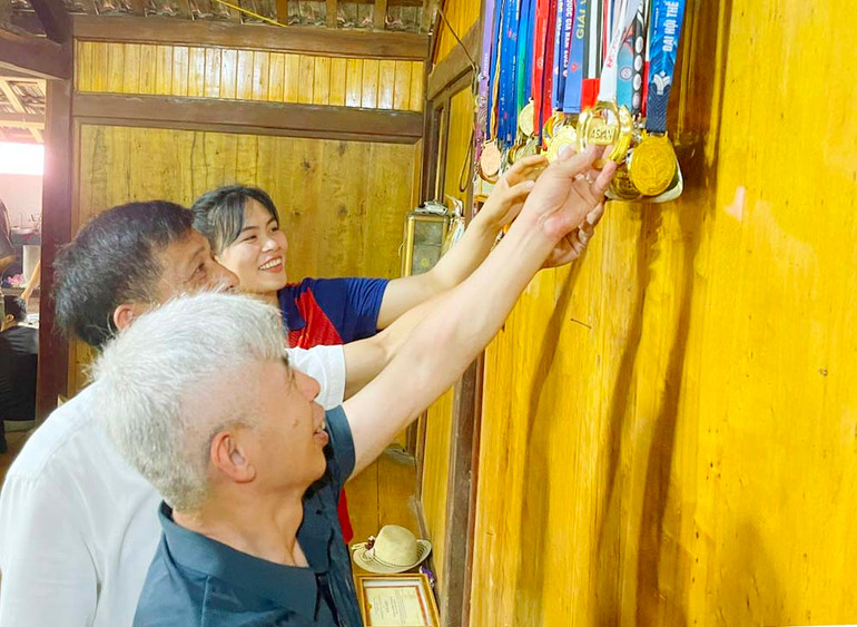 Biết tin Nhật Quế đoạt giải vô địch, bà con hàng xóm, họ hàng đến chúc mừng. z5439927801147_b196db34158c1e92d29508b0369054c5.jpg