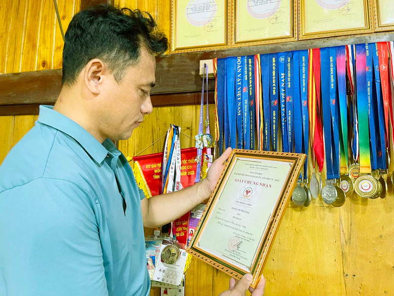 Ông Hoàng Văn Túc, cha của VĐV Nhật Quế, rất tự hào khi ngắm giấy khen và những huy chương của con gái . z5441189546869_998a0b28f8618c675729fa9c2204d103.jpg