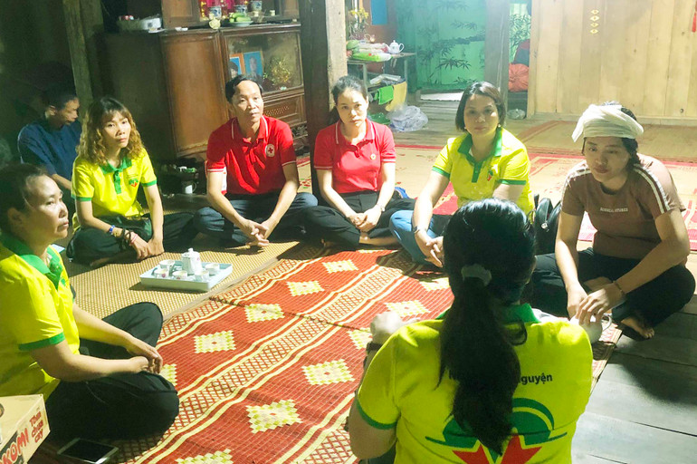 Ông Hà Quốc Hưng, Phó Chủ tịch Hội Chữ thập đỏ tỉnh Bắc Kạn cùng nhóm thiện nguyện thăm hỏi, hỗ trợ gia đình chị Hoàng Thanh Ngân, là vợ nạn nhân trong vụ cháy tại Trung Kính (Hà Nội) số tiền hơn 30 triệu đồng. z5491441412379_f32daf6cba1690ae9a1d92507dc61708.jpg
