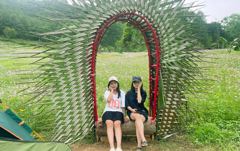 Điểm check-in tại vườn hoa Bản Mây. z5395607469009_ff7567f1666c1f0bbcd08d168f3622f0.jpg