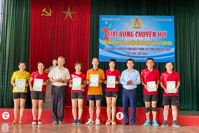 Trao các giải vận động viên tấn công xuất sắc nhất và vận động viên chuyền 2 xuất sắc nhất. IMG_7393.jpeg