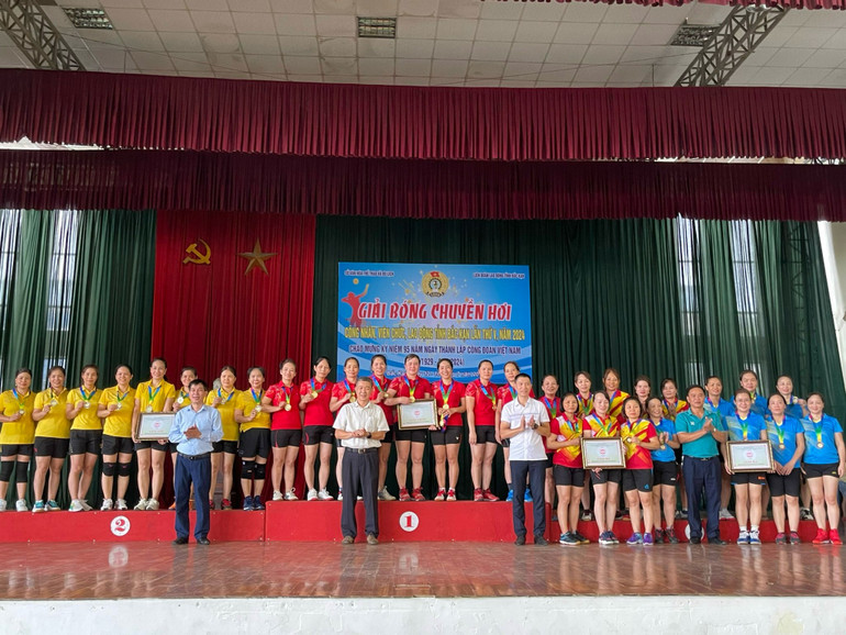 Trao giải cho nội dung nữ nhóm tuổi từ 51 tuổi trở lên. IMG_7397.jpeg