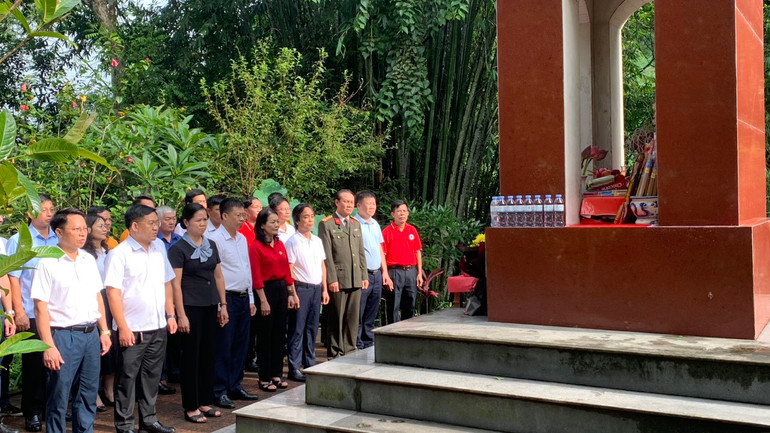 Dâng hương tại Di tích lịch sử Nà Pậu (xã Lương Bằng, Chợ Đồn) LB4.jpg