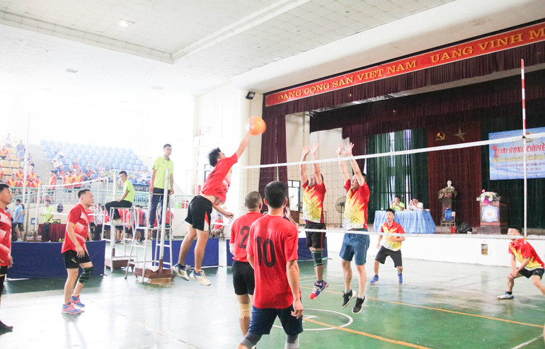 Một pha bóng giữa đội Sở Giáo dục và Đào tạo và Kho bạc Nhà nước tỉnh. bong chuyen 7.jpg