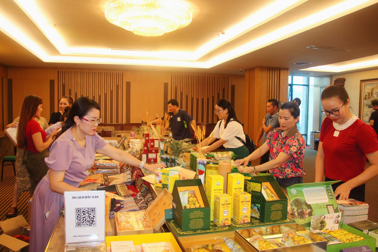 Trưng bày, giới thiệu các sản phẩm du lịch; giới thiệu, bán các sản phẩm OCOP tại Khách sạn Mường Thanh Grand (số 962, Ngô Quyền, Sơn Trà, Đà Nẵng). 45.jpg