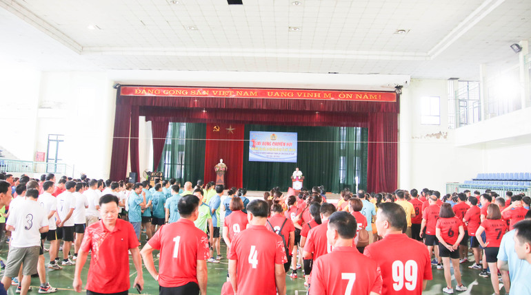 Giải thu hút đông đảo vận động viên tham gia. bong chuyen 3.jpg