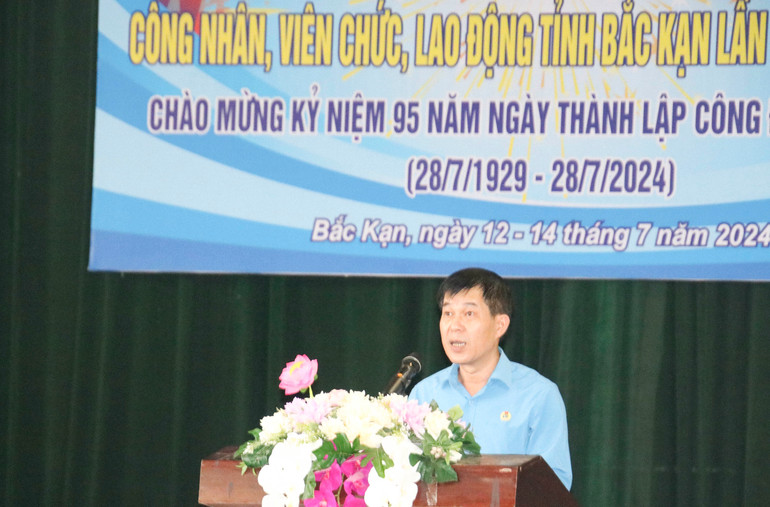 Ông Vi Hồng Dương, Chủ tịch Liên đoàn Lao động tỉnh. Bong chuyen 1.jpg