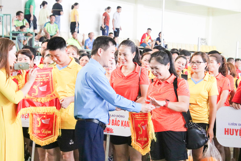 Trao cờ lưu niệm cho các đoàn tham dự giải. bong chuyen 4.jpg