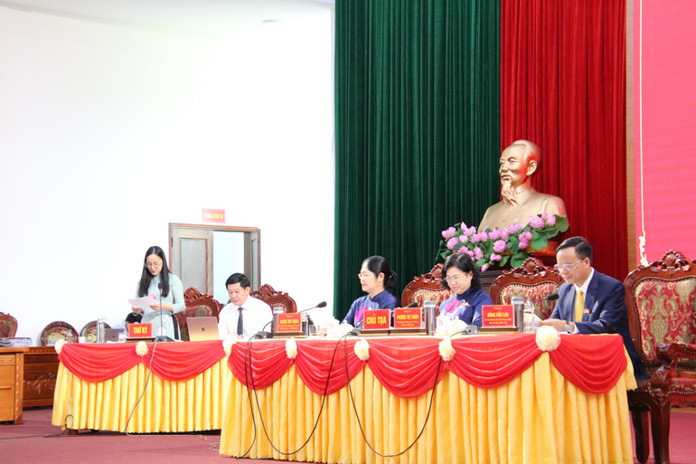 Thư ký Kỳ họp thông qua dự thảo Nghị quyết Kỳ họp thứ 21, HĐND tỉnh khóa X, nhiệm kỳ 2021-2026. IMG_7035.JPG