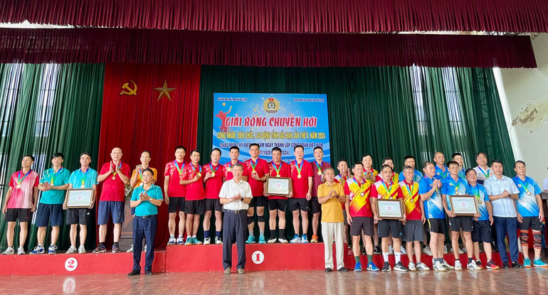 Trao giải ở nội dung bóng chuyền hơi nam nhóm tuổi 51 tuổi trở lên. IMG_7395.jpeg