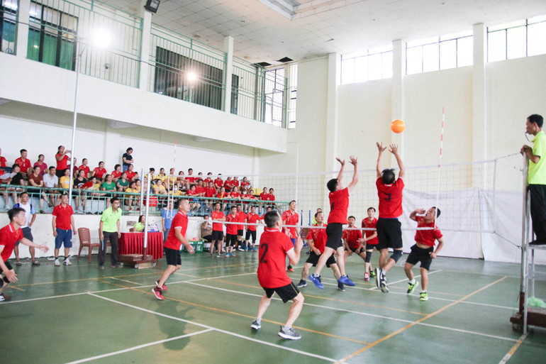 Pha bóng giữa đội huyện Chợ Đồn và huyện Ba Bể. bong chuyen 6.jpg