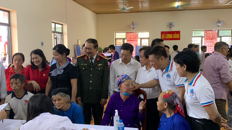 Bà Bùi Thị Hòa, Bí thư Đảng đoàn, Chủ tịch Hội Chữ thập đỏ Việt Nam (áo đỏ đứng thứ 2 từ trái qua) cùng các đồng chí trong đoàn tham gia Chương trình ân cần trò chuyện, thăm hỏi bà con. LB7.jpg