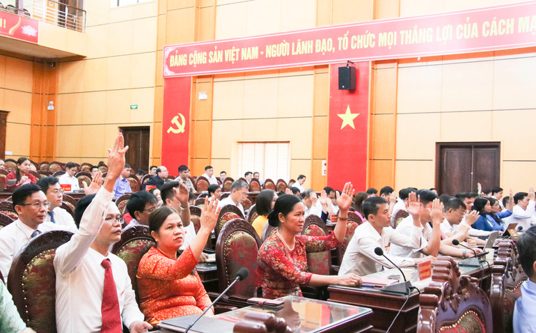 Các đại biểu HĐND tỉnh biểu quyết thông qua Nghị quyết Kỳ họp thứ 21. Bieu quyet.jpg