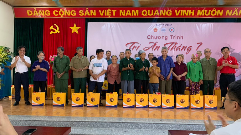 Những suất quà được trao đến tận tay bà con. LB1.jpg