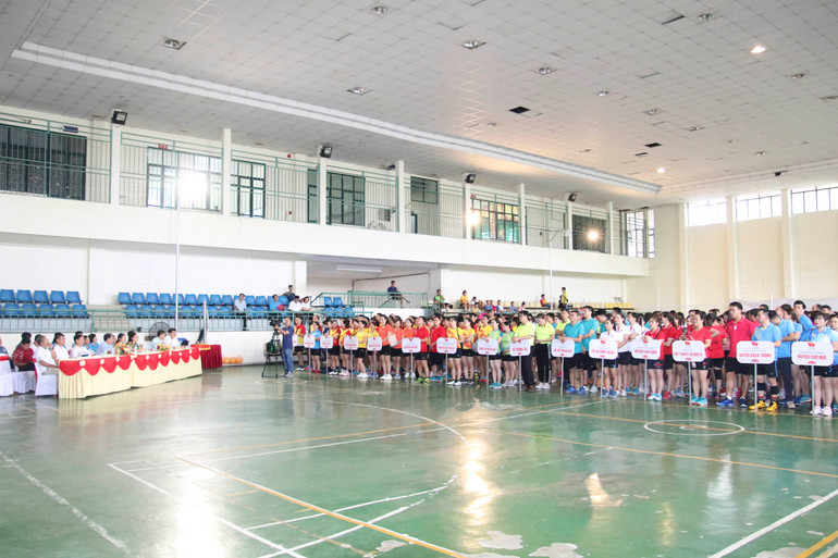 12 đoàn với 42 đội bóng đến từ các công đoàn cơ sở. bong chuyen 2.jpg