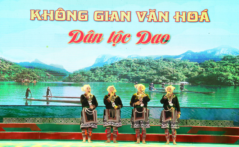 Tiết mục hát Pá Dung Ngày hội mùa xuân.