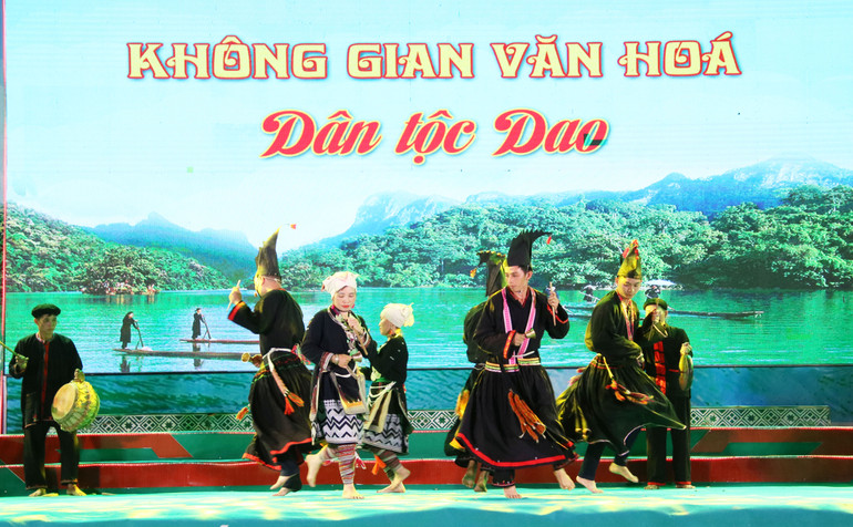 Tiết mục múa cầu mùa – do các nghệ nhân, diễn viên thôn Bản Ca, xã Bình Trung, huyện Chợ Đồn biểu diễn.