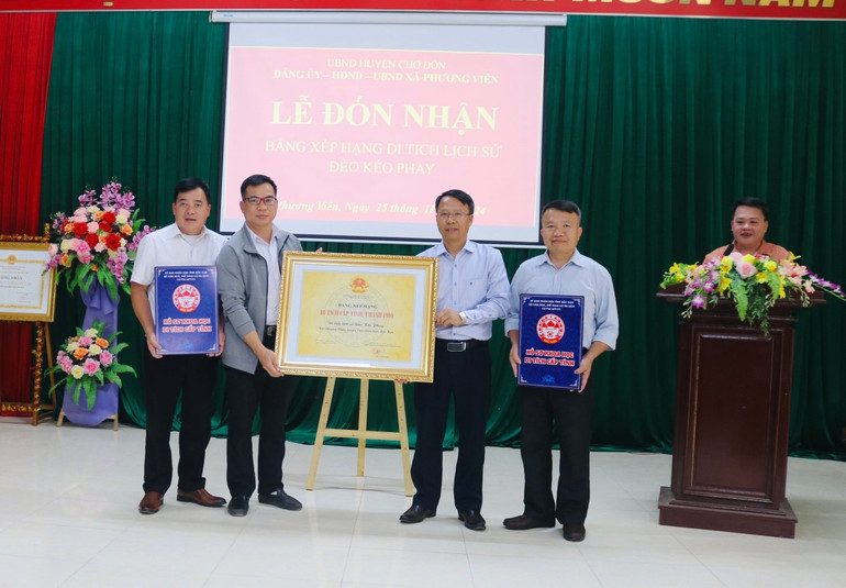 Ông Trần Đình Thất, Phó Giám đốc Sở Văn hoá, Thể thao và Du lịch (người thứ ba từ trái sang) trao Bằng xếp hạng Di tích lịch sử cấp tỉnh, thành phố đối với Di tích lịch sử Đèo Kéo Phay cho cấp ủy, chính quyền địa phương. img-5215.jpg